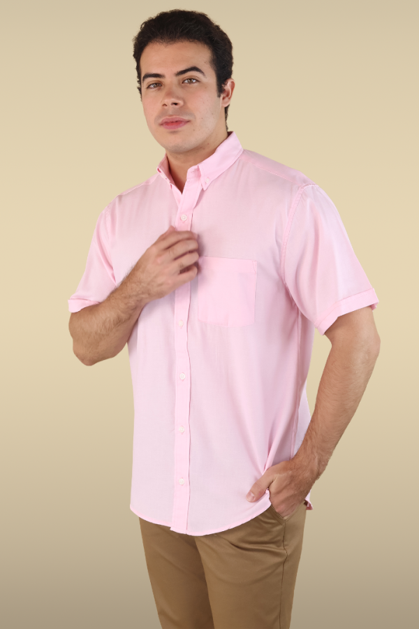 Camisa Rosada Manga Corta Hombre Corte Regular con Cuello Americano y Bolsa